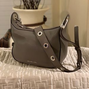 Michael Kors raven medium messenger leather